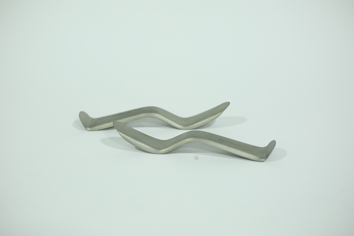 MANESSOTA RETRACTOR